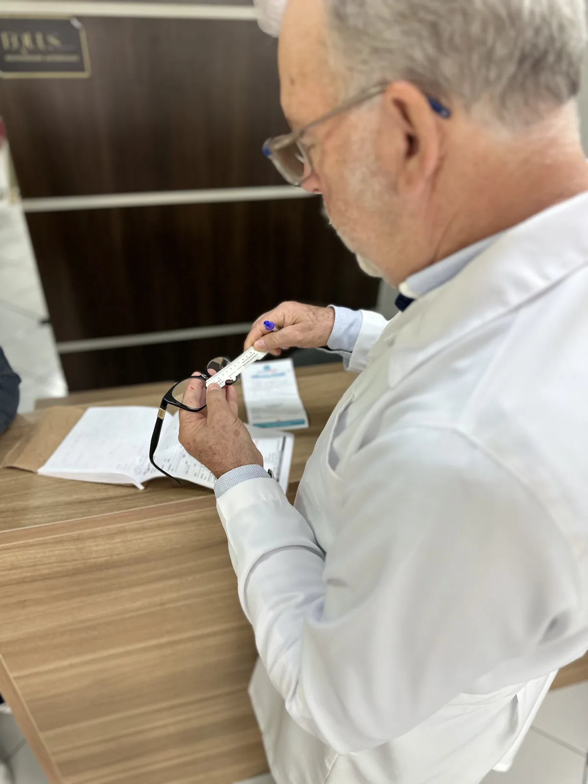 Cláudio realizando o ajuste cuidadoso de uma armação