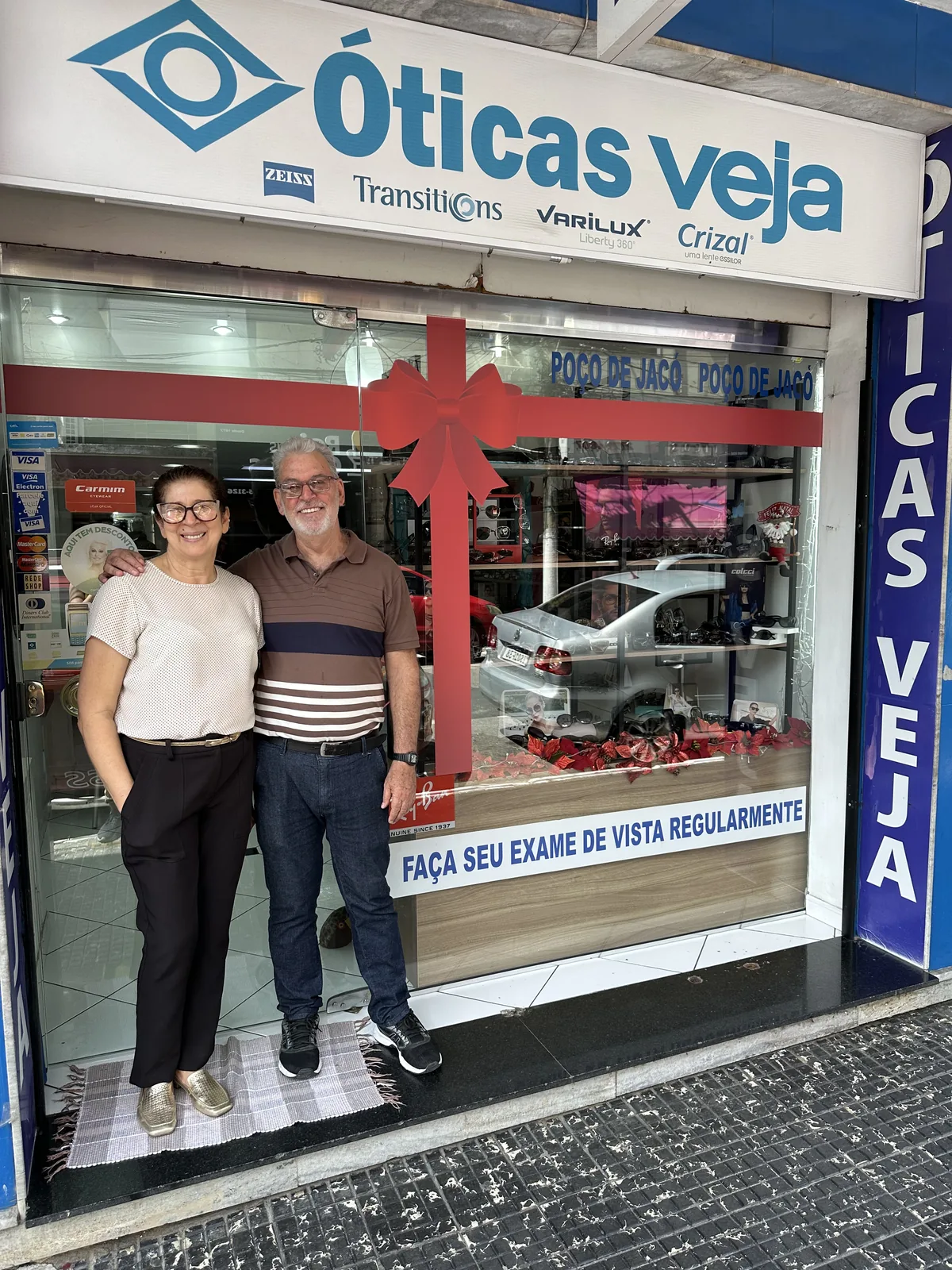 Cláudio Roriz e equipe em frente à Óticas Veja