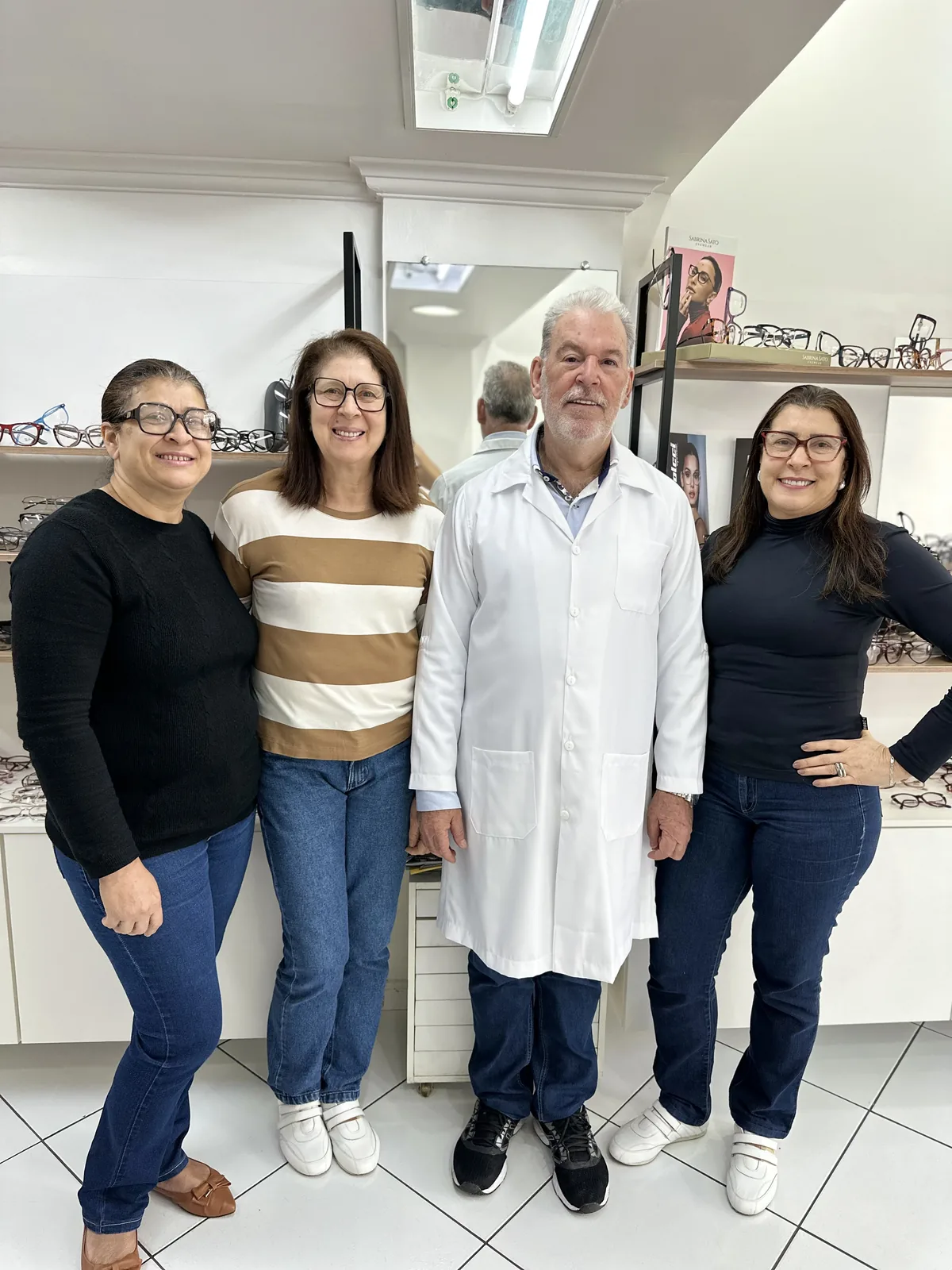 Equipe da Óticas Veja dentro da loja